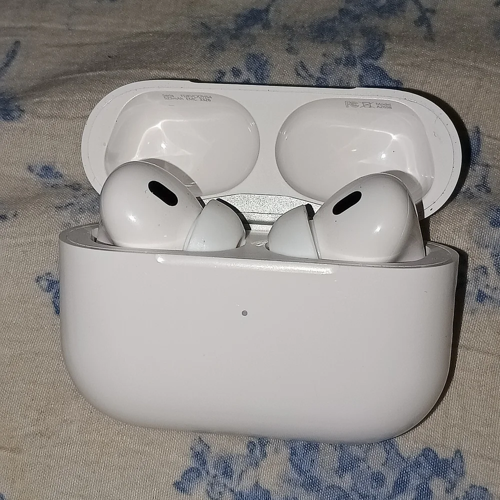 Apple White Wireless Earbuds with Case